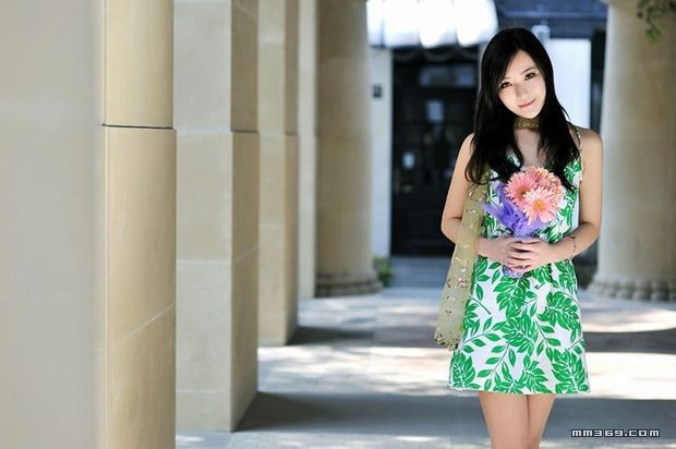 旅途中遇到的手捧花朵的女孩