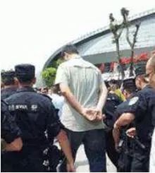 从“马云被抓”谈怎样与警察合影