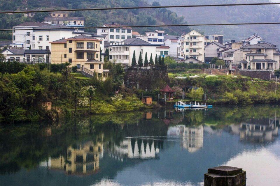 浙江率先完成县县通铁路的城市，不是杭州也不是宁波