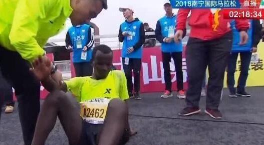 马拉松再出争议,志愿者完全不顾选手感受,专家