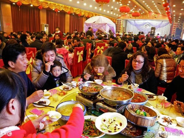 计较几点出发,计较几点吃饭,甚至连婚宴多少钱一桌,什么菜都要斤斤