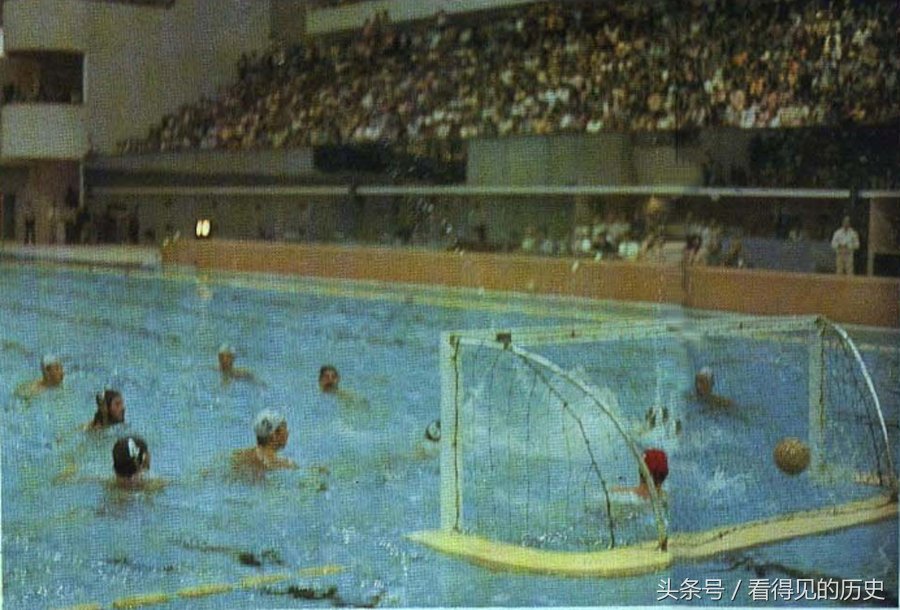 老照片:1974年德黑兰亚运会 中国队让出水球冠