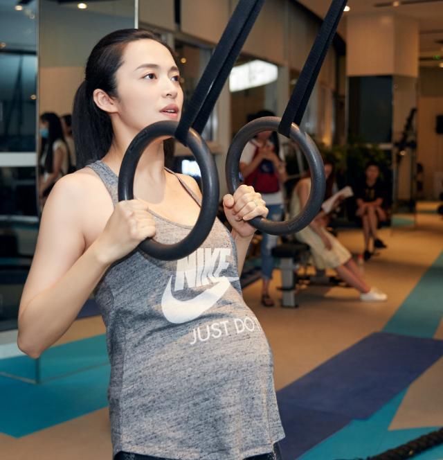 维密超模怀孕只胖肚子，体型拼不过孕妇!4个动作我要练出腹肌!