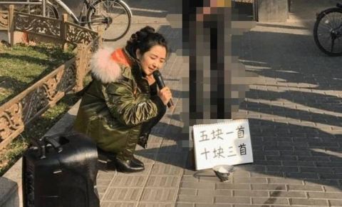 昔日超女现身街头卖唱,为养儿子五块一首十块