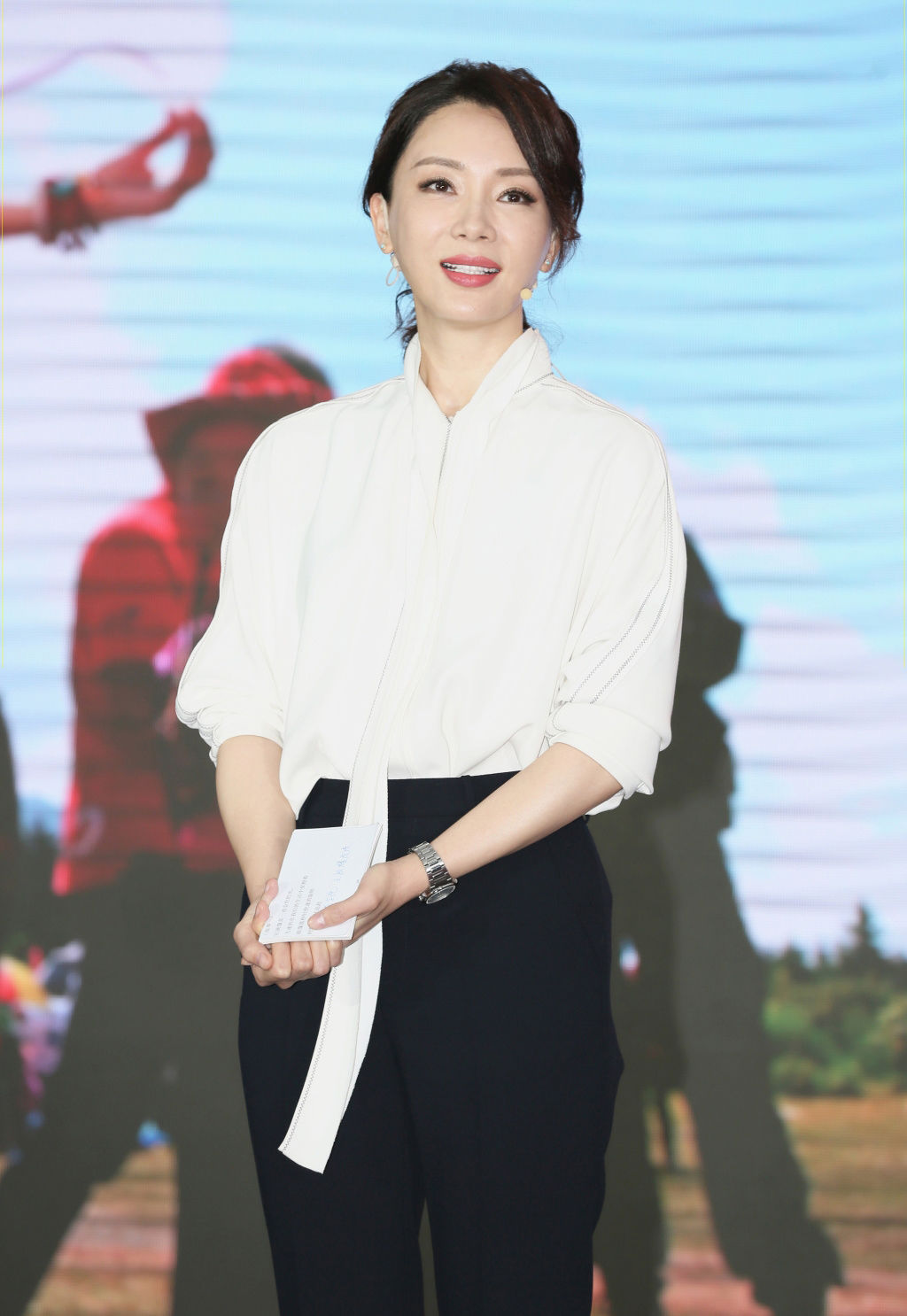 陈数优雅亮相为公益发声 一袭黑白配气质优越