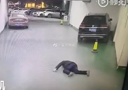 医生站着睡着磕断两颗门牙