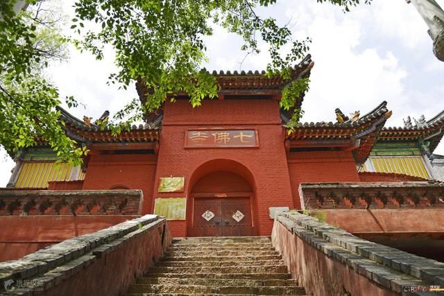 五台山最高汉白玉塔七佛寺内南侧