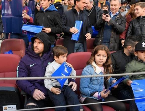 巴萨天王戴帽击掌子女!梅西握拳怒吼 梅西邀苏