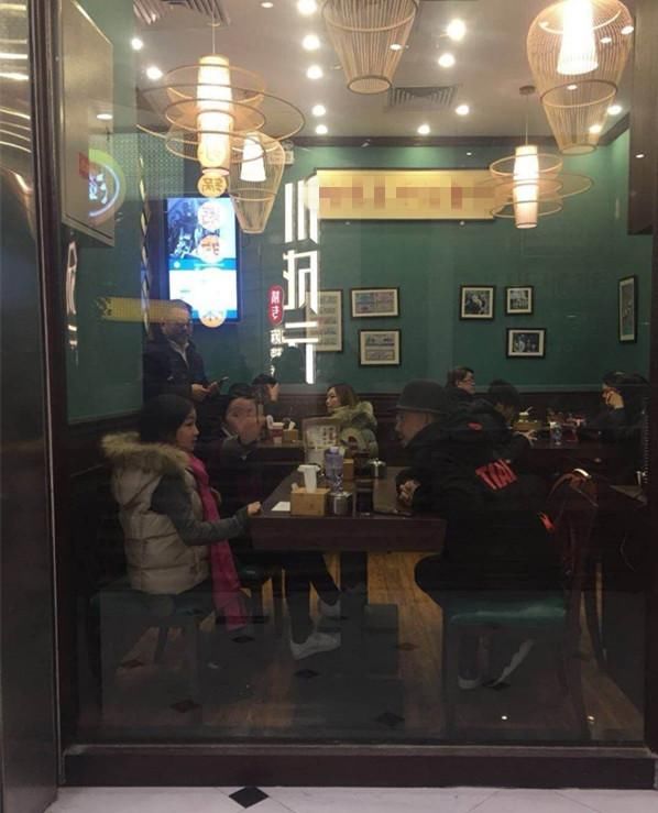 徐峥小陶虹带女儿逛街吃饭,一家三口同框特别