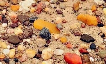 触摸来自新疆的蓝宝石和金丝玉