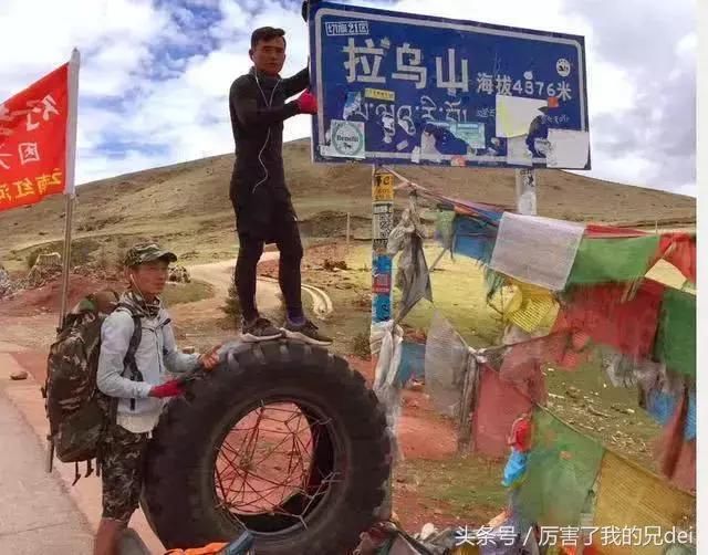 为什么很多徒步旅行的人，都要滚一个轮胎？原因让人哭笑不得