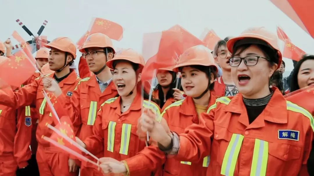 达中国的第一艘外国舰艇停靠青岛港!海军节倒