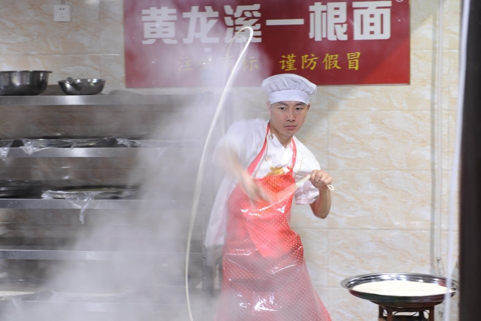 成都“拉面小哥”成景点，每天门前观众络绎不绝