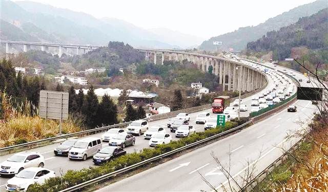 沪蓉高速昨天堵了50多公里