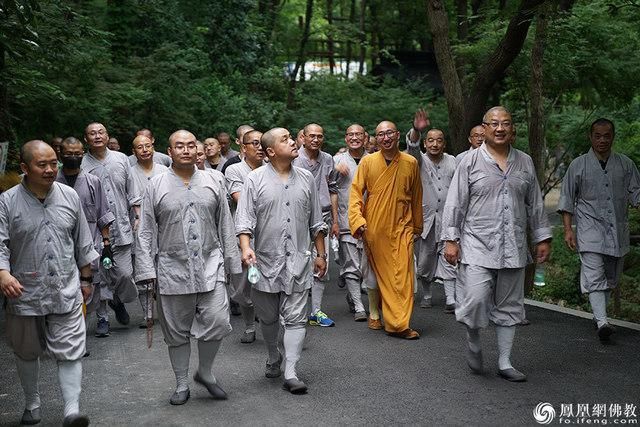 南京栖霞寺短期出家圆满 看他们都学到了什么?