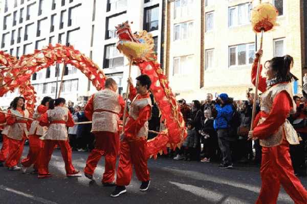 70万英国人挤爆女王家门口：就为了过个中国年