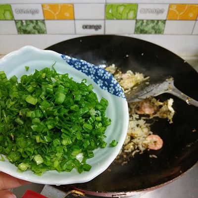 酸菜虾仁炒糯米饭