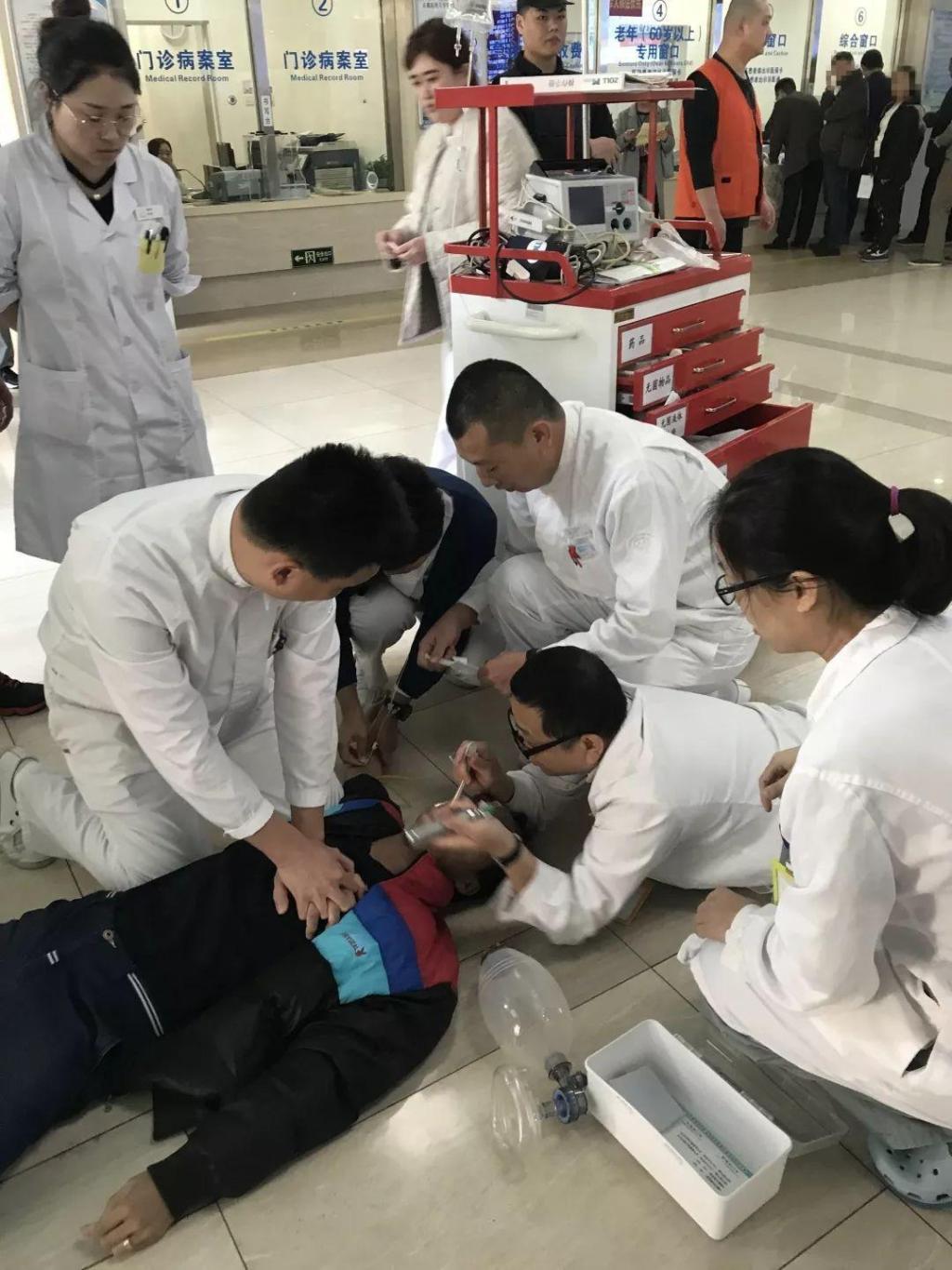 活了!急诊团队成功抢救一名猝死患者(视频)