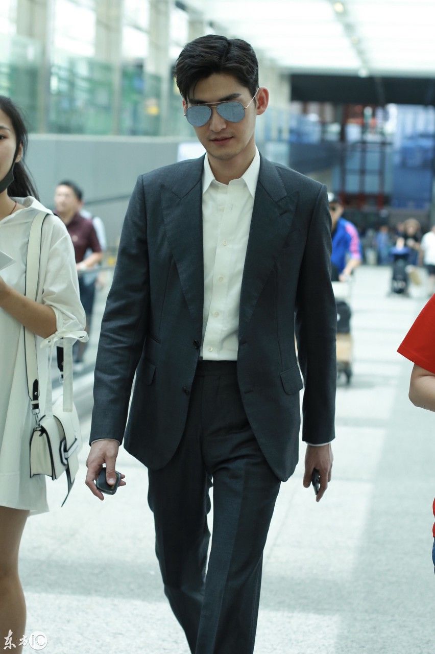 张翰戴墨镜穿黑色西装现身机场帅气十足,皮肤