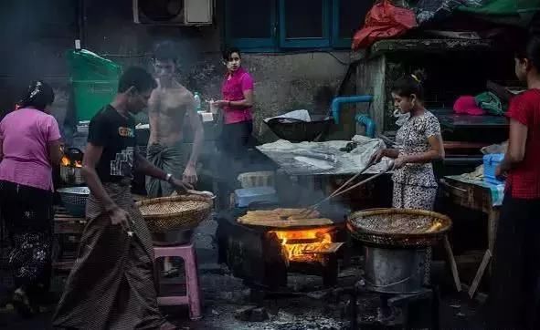 缅甸少女生活艰辛：白天做苦力养家，晚上街头任游客挑