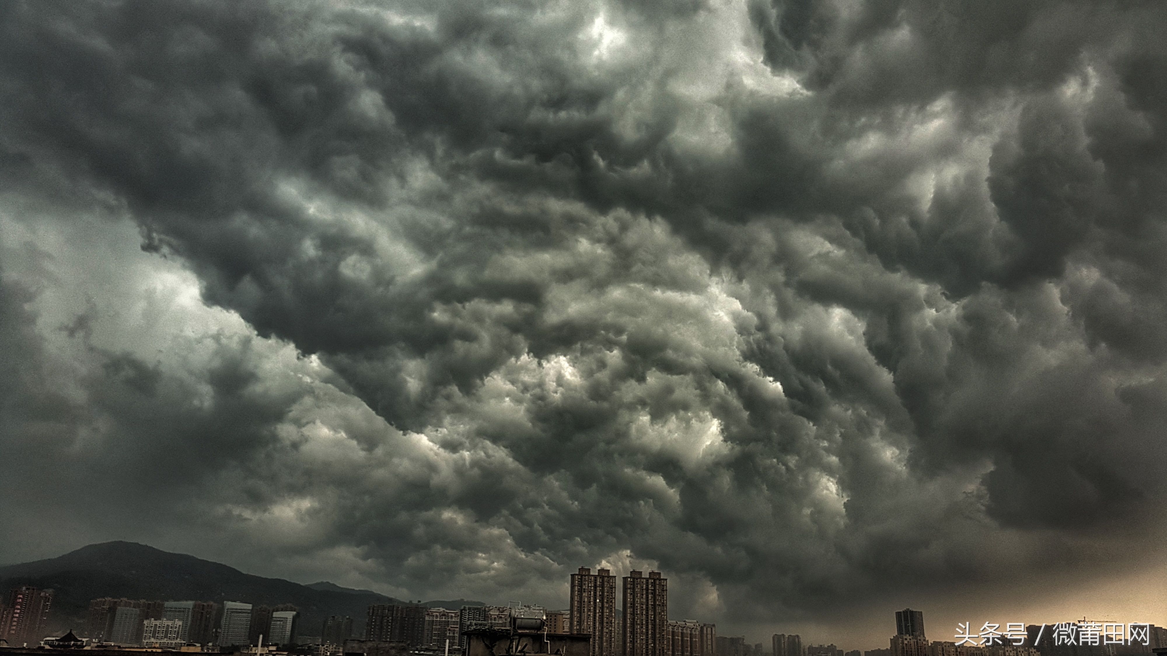 莆田暴雨来临前的天空，随手一拍都是大片，欣赏下乌云密布的样子