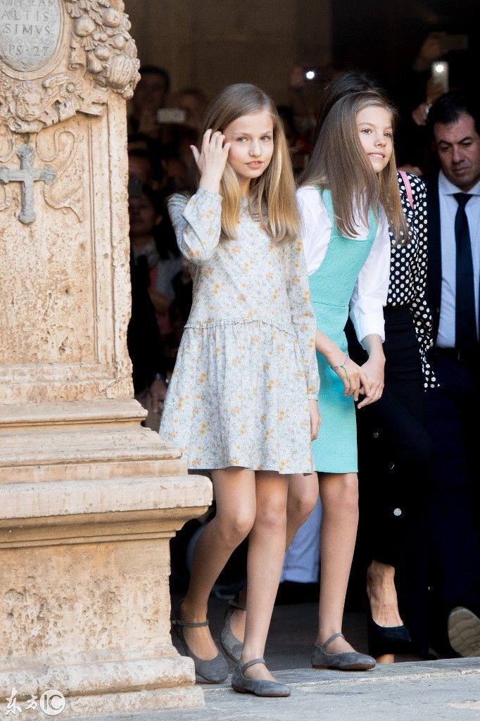 13岁西班牙公主出席活动惹人爱,网友:就是发育