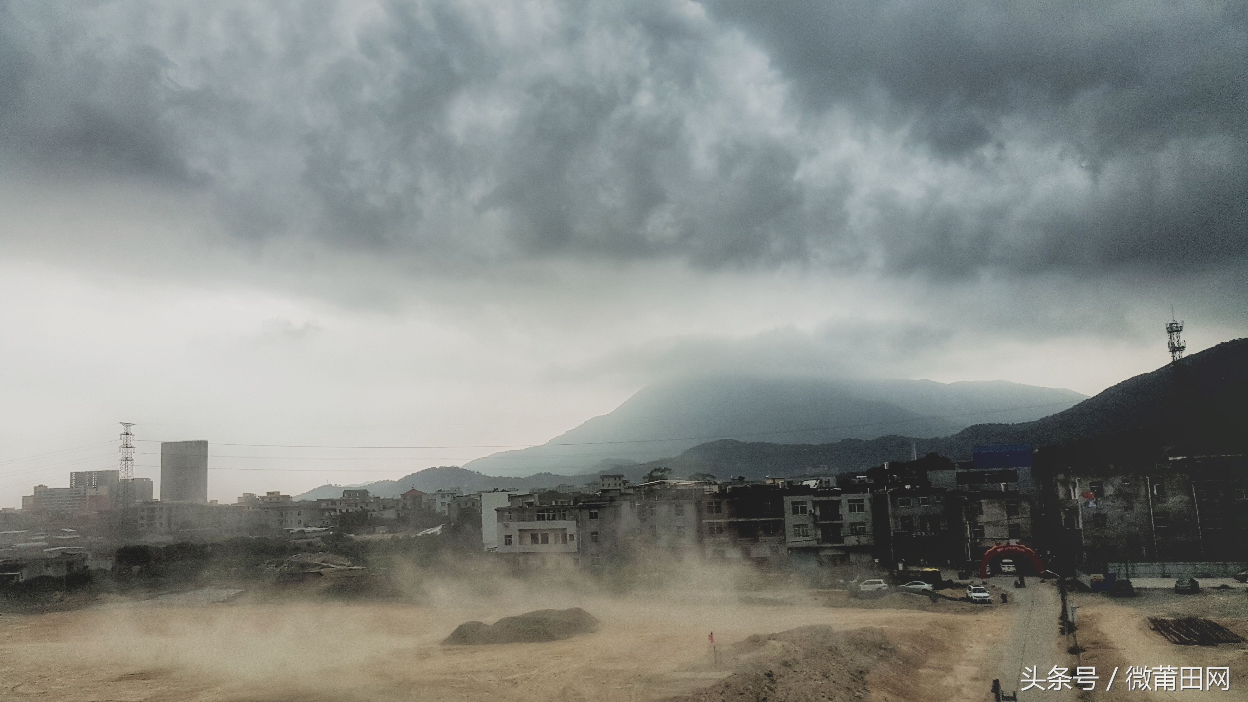 莆田暴雨来临前的天空，随手一拍都是大片，欣赏下乌云密布的样子