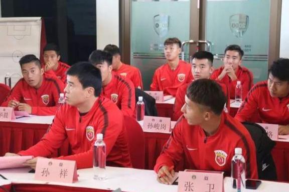 谢晖发微博:圆满完成亚足联职业级培训考试,拿