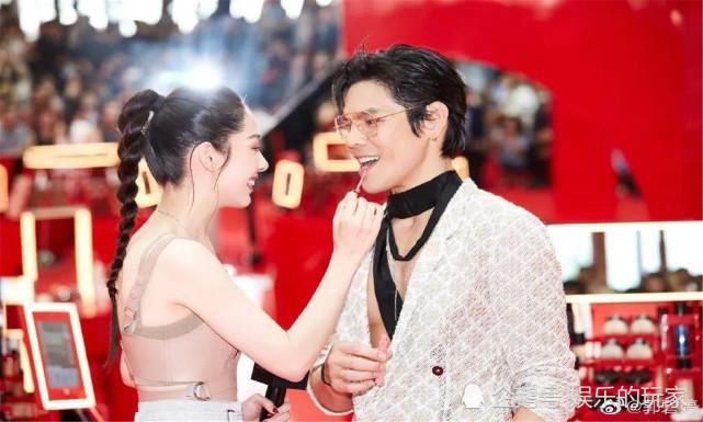 向佐情场职场兼得，继获奖之后，妻子又于中秋节产女！