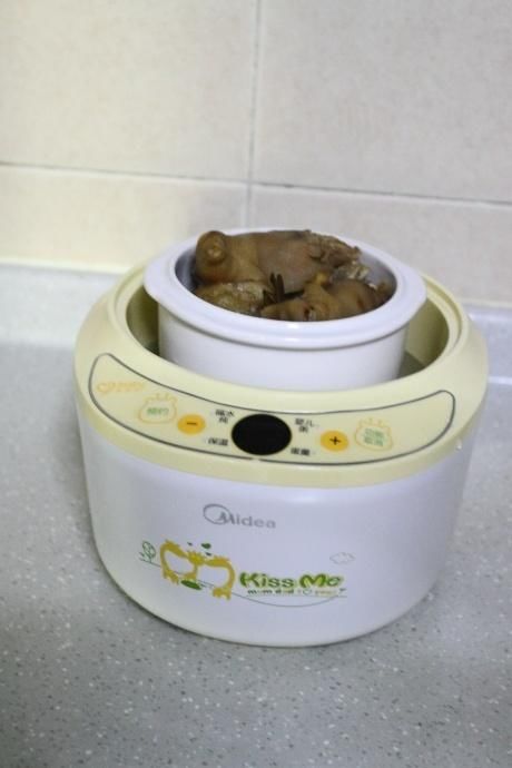 黄豆炖猪蹄 倍受女性喜爱的养颜美容滋补汤