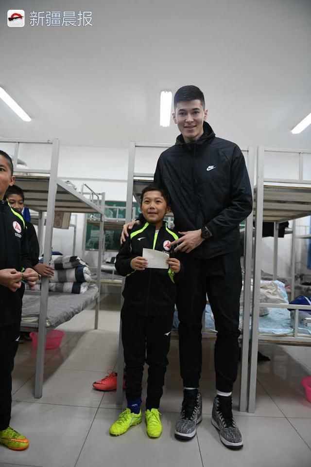 新疆男篮球员阿不都沙拉木走进全国冠军足球小
