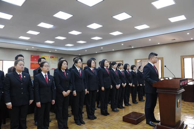 124宪法日象山区人民法院举行员额法官宪法宣