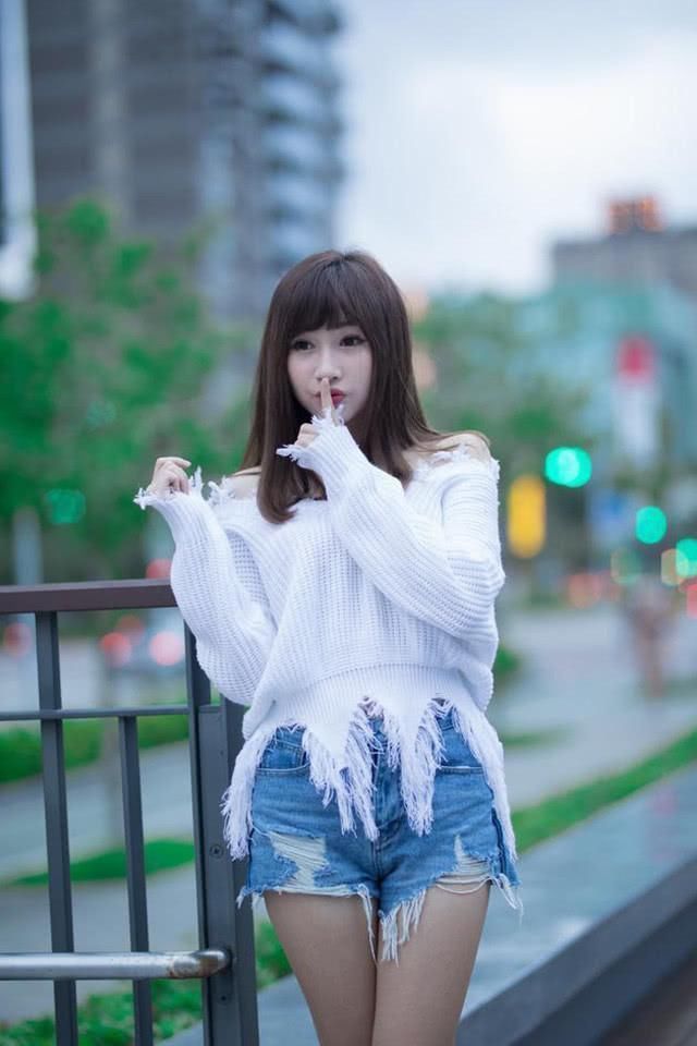 不戴美女弯腰一瞬间视频比基尼文胸被摔图片