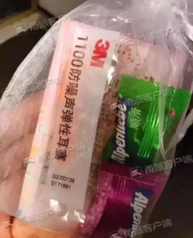 我跪着,是因为穿着裙子不好蹲 你出门有教养的样子,真美!
