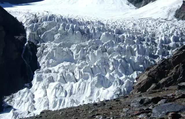 新疆有座被众人膜拜3000多年的神山，美的逆天了！