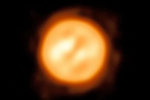 天文学家捕捉附近红超巨星的图像 但发现一些