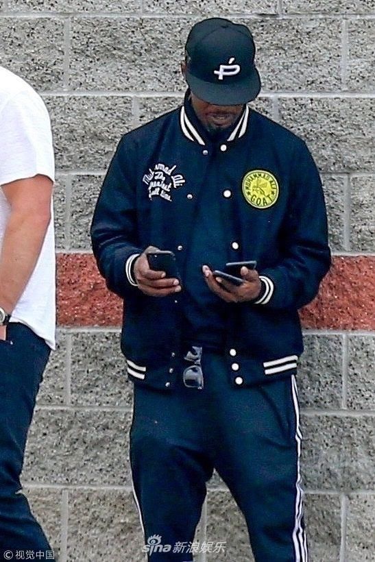 杰米福克斯与罗宾西克闲聊 电话铃响掏3部手机