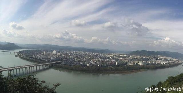 这个小城曾经是四川的省会,现在除了旅游业,似