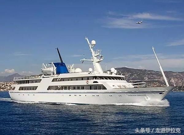 萨达姆曾经的豪华游艇被改造成酒店，游客在周围嬉戏玩耍