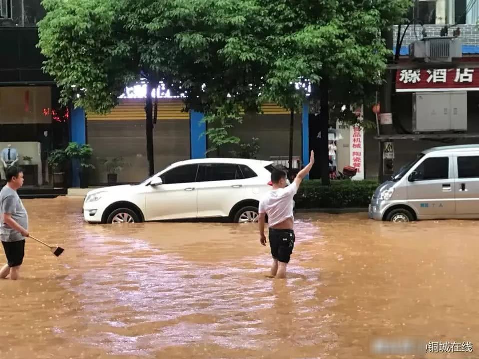 夜间降雨，清水江涨水，凯里岑巩个别街面被淹！