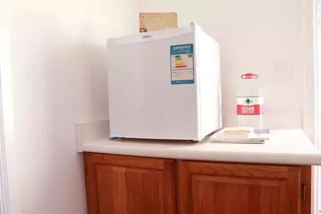 在浩瀚无际的库布其沙漠中，出现一个奇迹，一个海市蜃楼般的存在