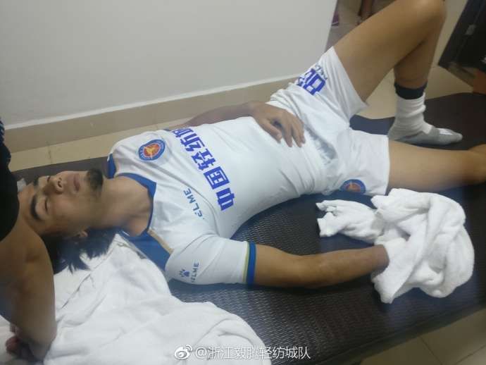 浙江毅腾球员遭丽江球场安保人员殴打? 一条被