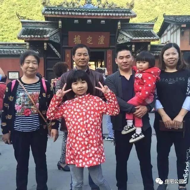 重庆小伙送爱妻迟到的婚房，自带酒窖花园，别墅45万爱却无价！