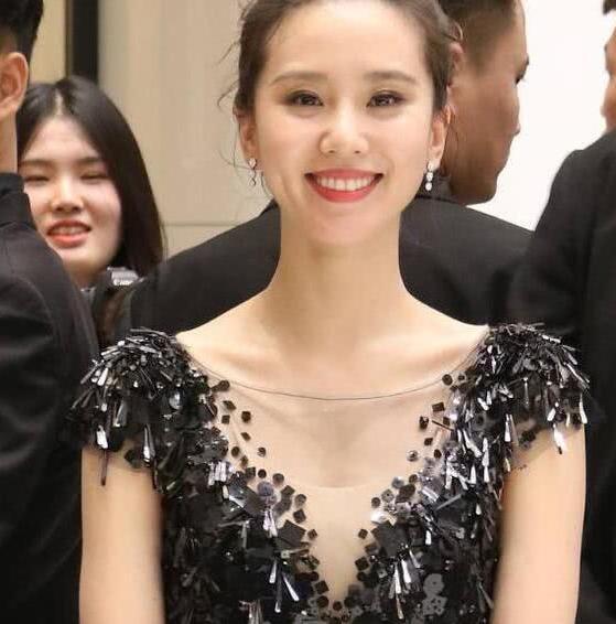 刘诗诗穿深V亮相,加一件背心防止走光,网友:吴