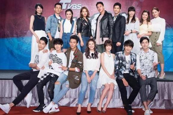 同是演员转行做导演,黄渤负面新闻缠身,而他入