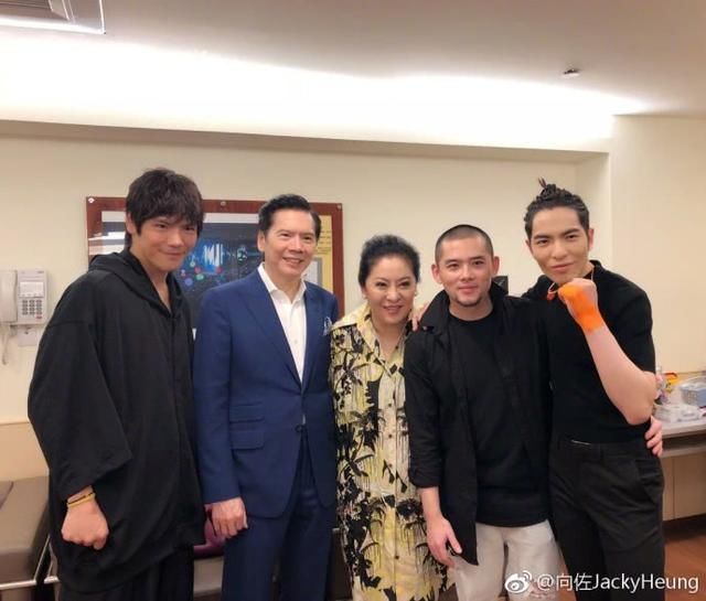 向佐携家人一起和萧敬腾合影,从拳头的大小就