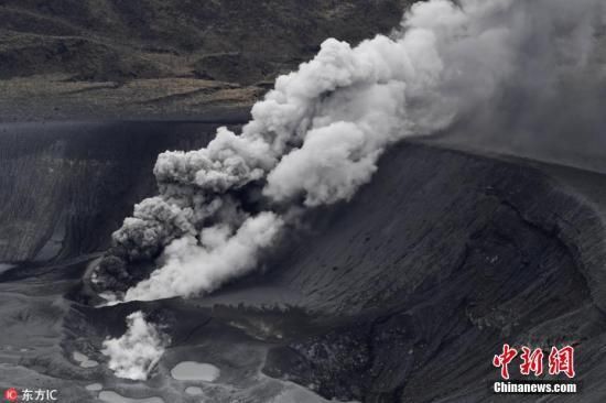 日本新燃岳火山发生爆发性喷发 系7年来首次