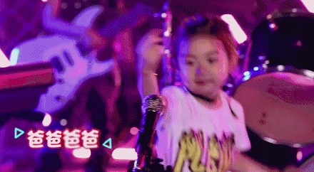 戚薇女儿lucky挤入国内表情包界,李民国继假笑