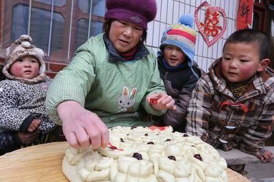 河南农村嫁女儿做的“馍馍”，很多小孩子围观，但是却不能吃