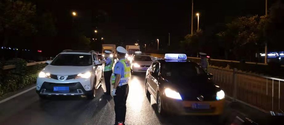红绿灯下丨为躲v妻子急中生智甩锅妻子悔不数学高中意思∞什么图片